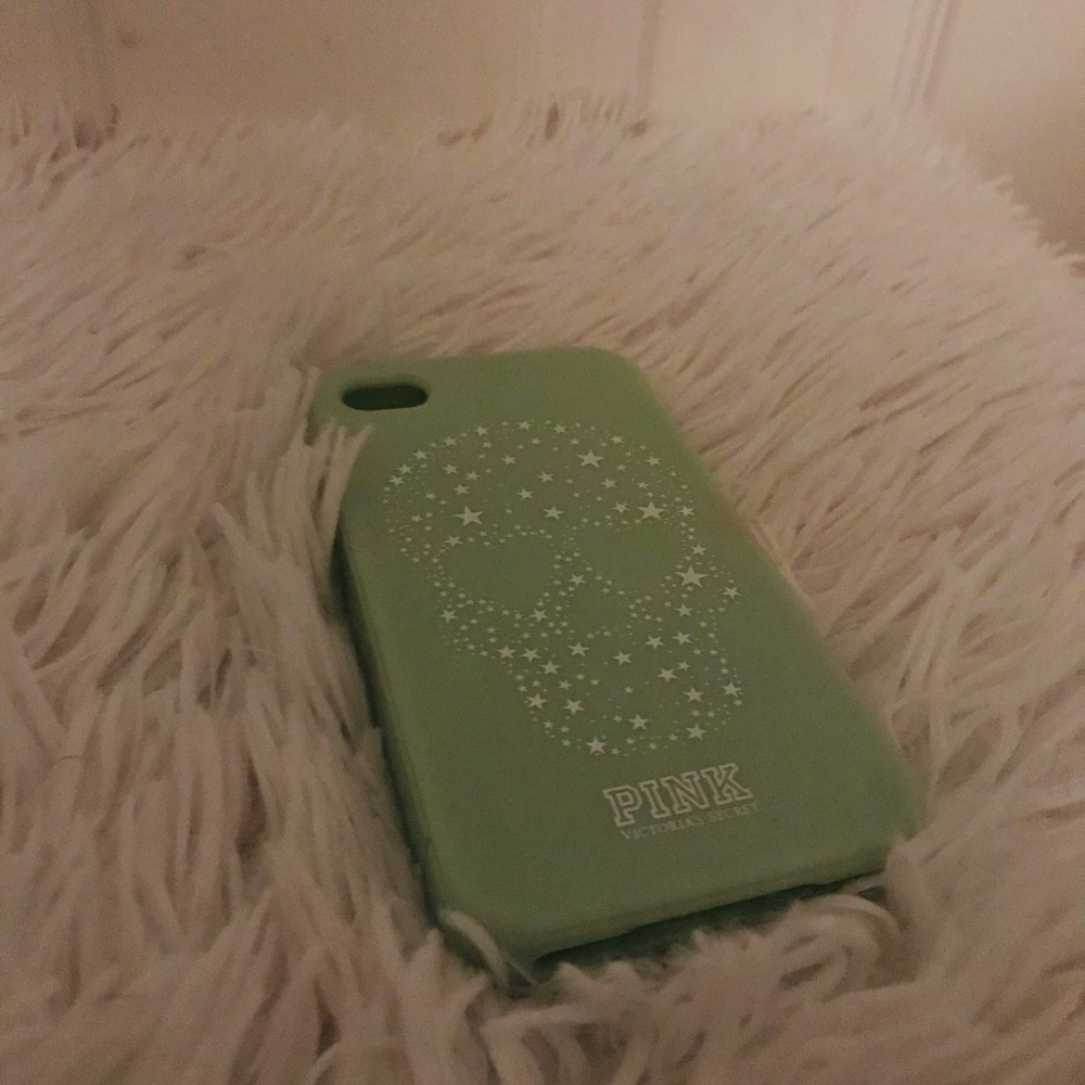 This is a skull style Victoria’s Secret brand Apple IPhone 5 case.